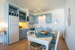 Fridge, oven, stovetop, dishwasher - Apartment In A Hotel '9 Muses Hotel Cleo' with Sea View, Wi-Fi and Air Conditioning (Naxos)