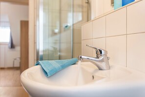 Dusche, Haartrockner, Handtücher