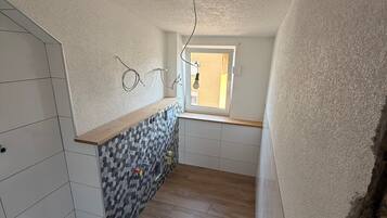 Dusche, Haartrockner, Handtücher
