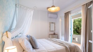 Een slaapkamer met een bed, bedlamp, gordijnen en een airconditioning.