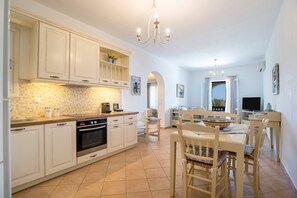 Fridge, oven, stovetop, dishwasher