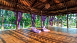 Terrace/patio - Lovely 7 Bedroom Villa With Spa & Pool , Bali Villa 2137 (Gianyar)