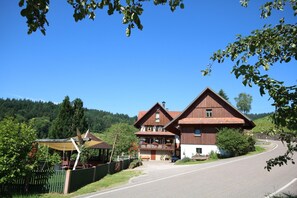 Exterior - Apartment 'Ferienwohnung Kasimir Hof' with Mountain View, Shared Garden and Wi-Fi (Seebach)