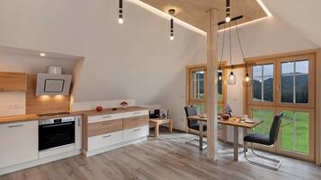 Frigorífico, horno, placa de cocina y lavavajillas