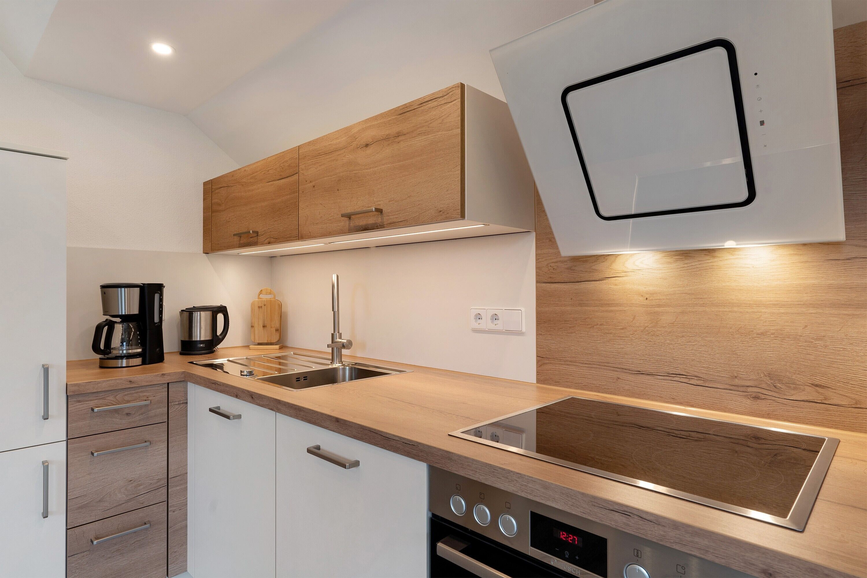 Een koelkast, een oven, een kookplaat, een vaatwasser