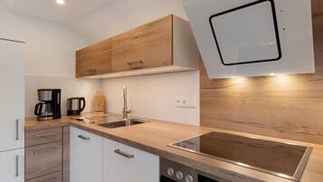 Een koelkast, een oven, een kookplaat, een vaatwasser