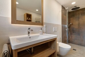 Douche, sèche-cheveux, serviettes fournies