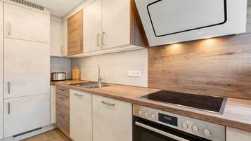 Een koelkast, een oven, een kookplaat, een vaatwasser