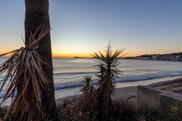 Una spiaggia nelle vicinanze