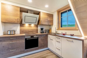 Jääkaappi, uuni, liesi, astianpesukone