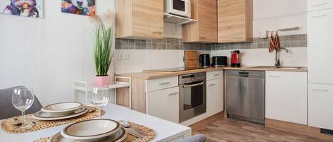 Frigorífico, microondas, horno y placa de cocina