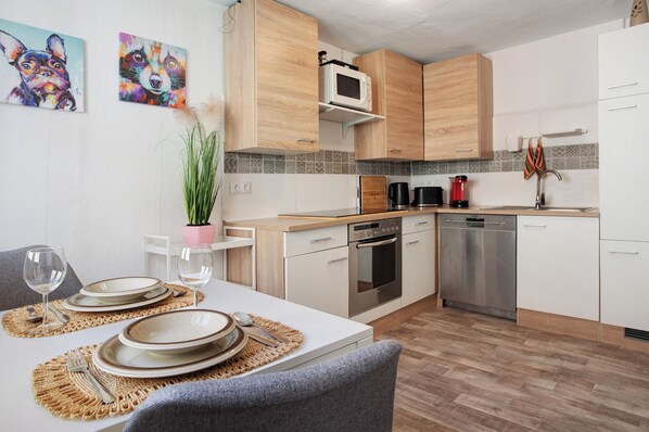 Een koelkast, een microgolfoven, een oven, een kookplaat