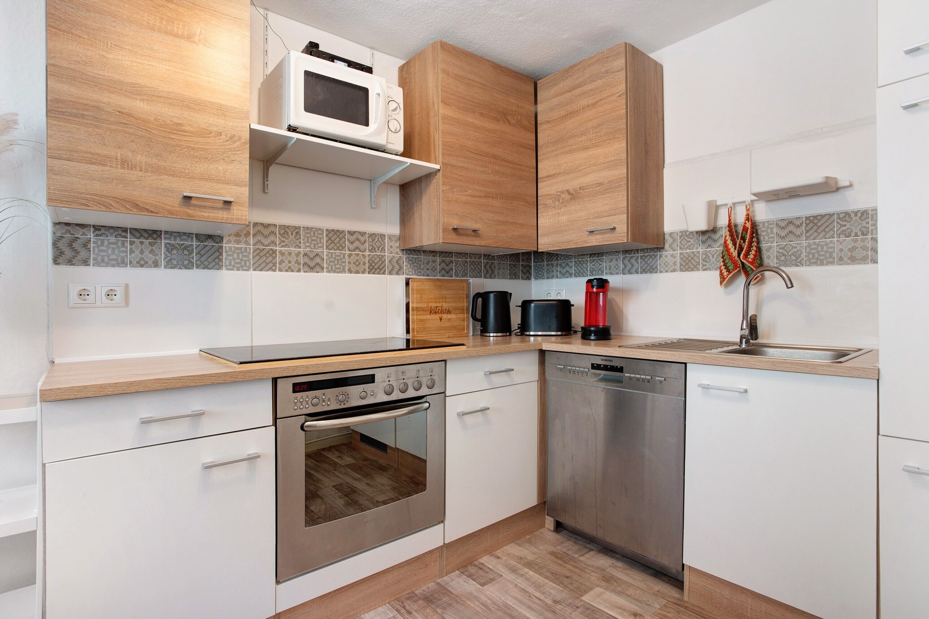 Een koelkast, een magnetron, een oven, een kookplaat