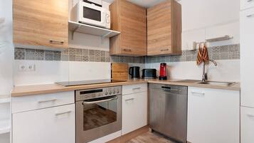 Een koelkast, een magnetron, een oven, een kookplaat