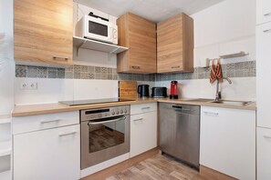 Réfrigérateur, micro-ondes, four, plaque de cuisson