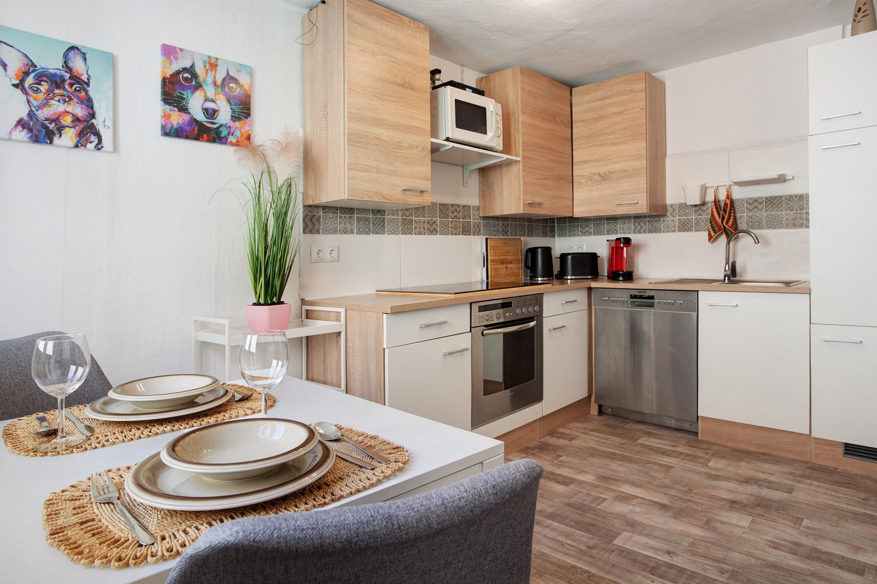 冷蔵庫、電子レンジ、オーブン、コンロ