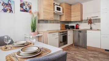 冷蔵庫、電子レンジ、オーブン、コンロ