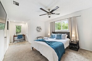 2 soverom, skrivebord, strykejern/-brett og wi-fi (inkludert)