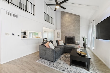 Smart TV, fireplace. House in the hills W Austin 5 minutes to downtown