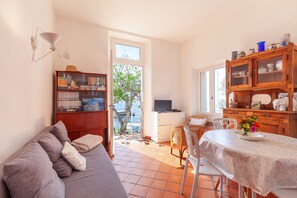 TV - Apartment 'L'Aiguade À Cassis' with Sea View, Private Terrace and Wi-Fi (Cassis)