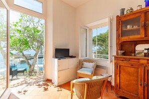 TV - Apartment 'L'Aiguade À Cassis' with Sea View, Private Terrace and Wi-Fi (Cassis)