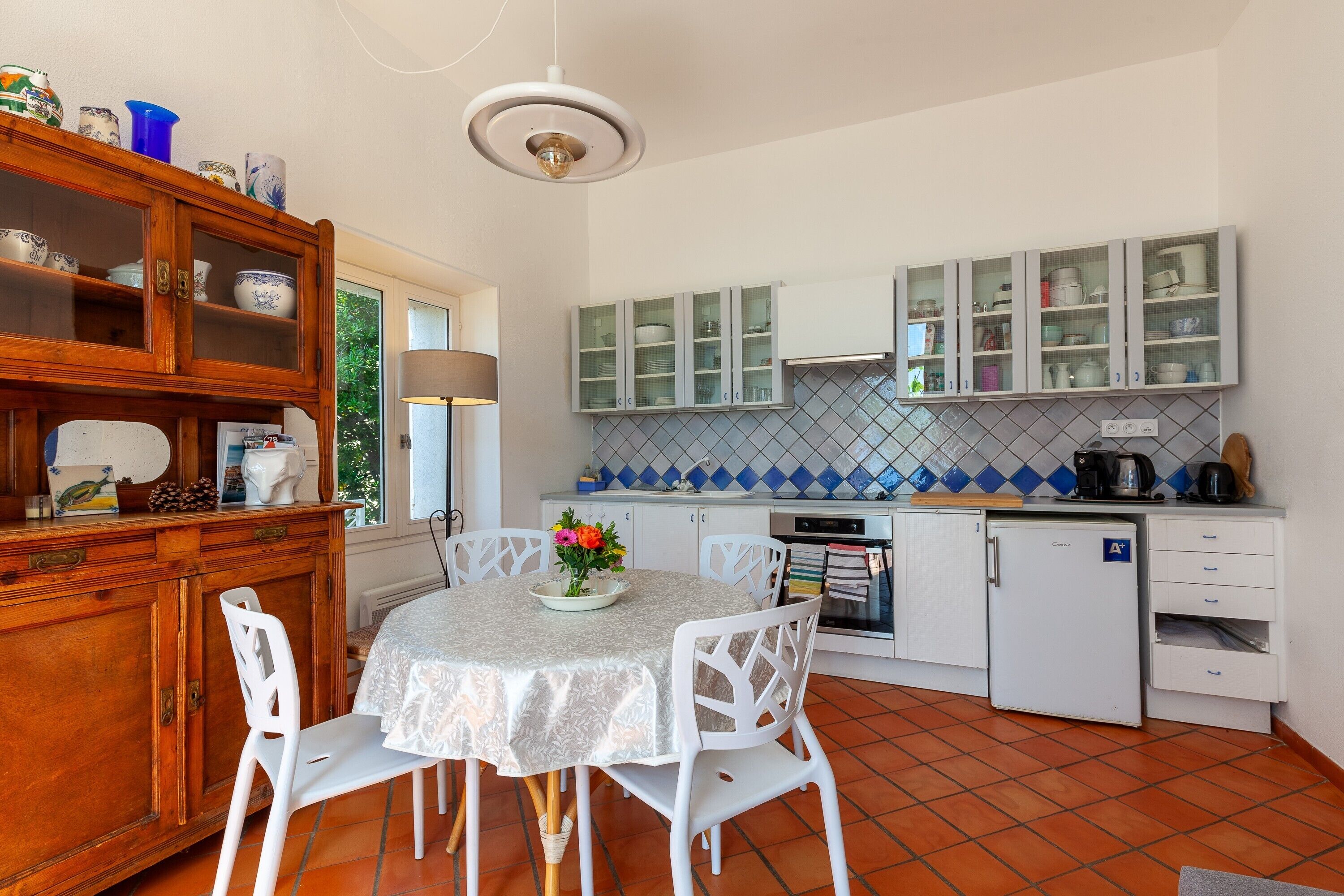 Kühlschrank, Ofen, Herdplatte, Wasserkocher mit Kaffee-/Teezubehör