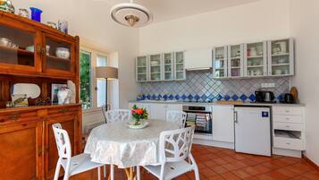 Kühlschrank, Ofen, Herdplatte, Wasserkocher mit Kaffee-/Teezubehör