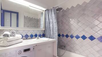 Dusj, toalettartikler (inkludert), hårføner og håndklær