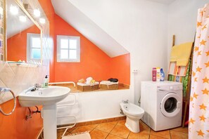 Regadera, secadora de cabello, toallas 