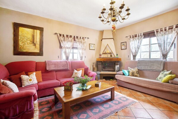 Televisión y chimenea 