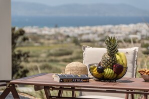 Outdoor dining - Apartment 'Little Diamond Of Naxos' with Shared Terrace, Wi-Fi and Air Conditioning (Naxos)