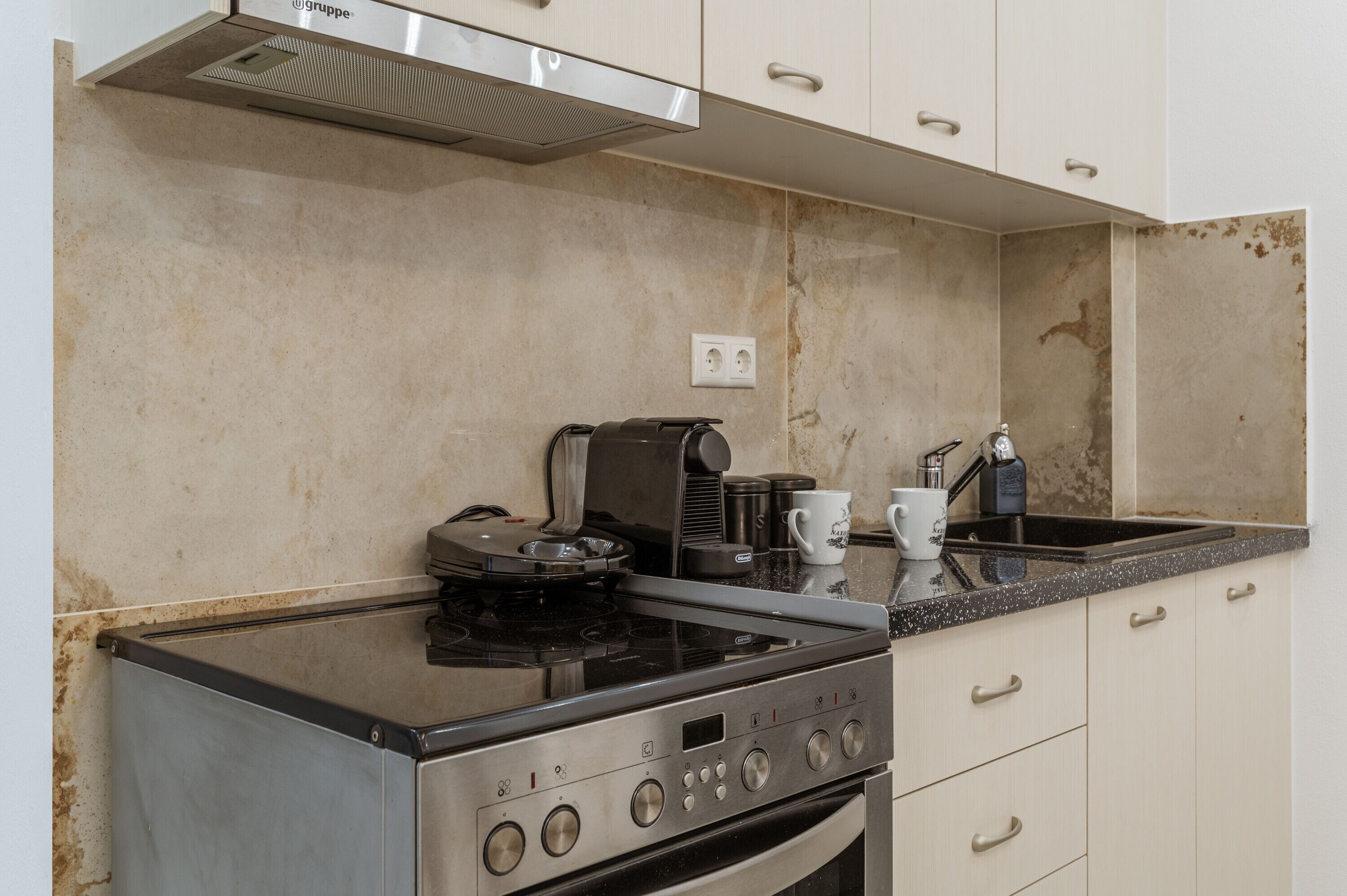 Fridge, oven, stovetop, coffee/tea maker