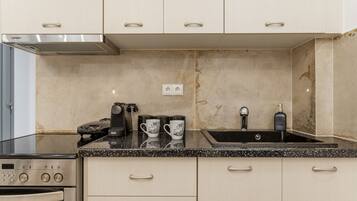 Fridge, oven, stovetop, coffee/tea maker