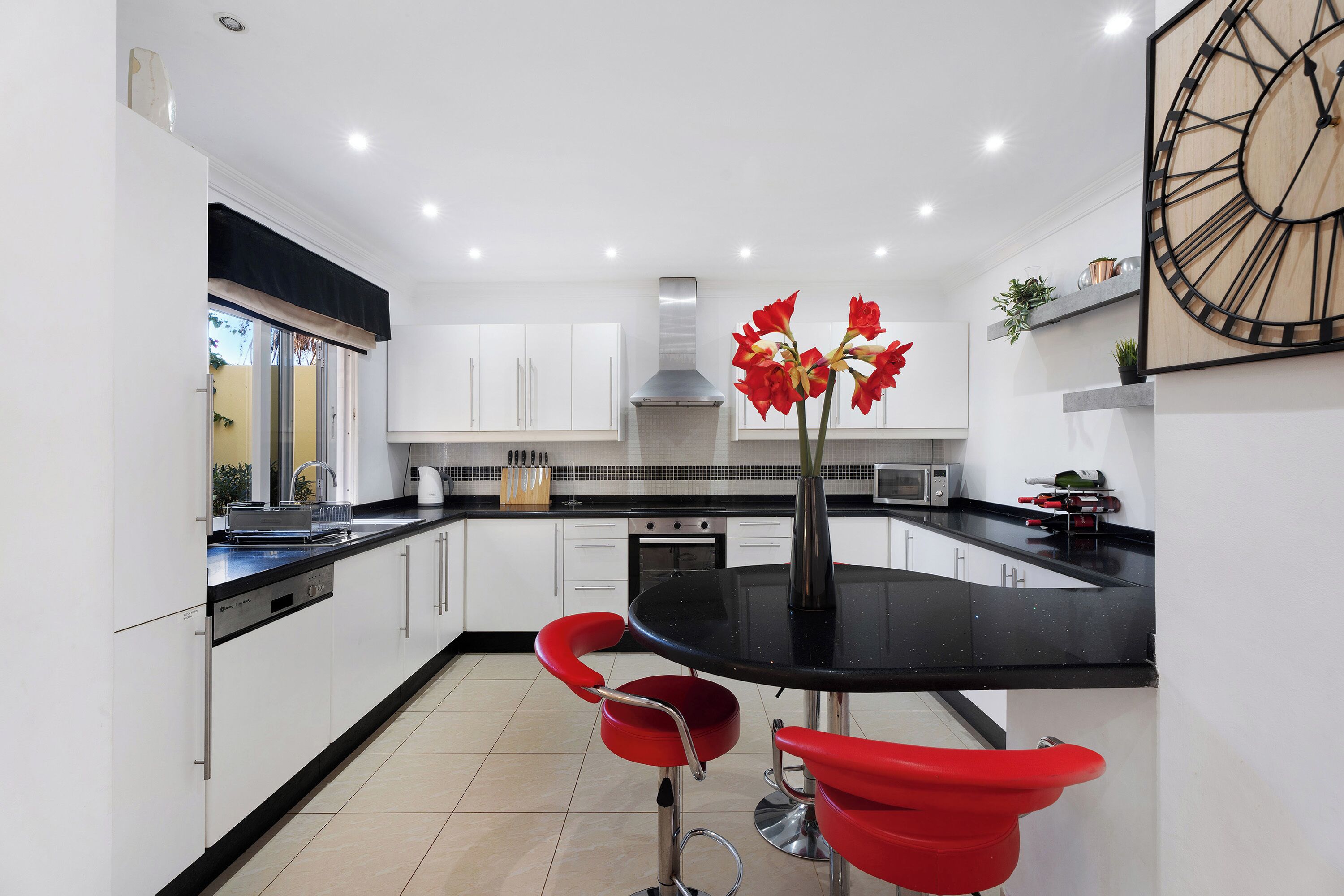 Frigorifero, microonde, forno, piano cottura