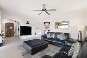 Televisio, DVD-soitin, pöytätennispöytä