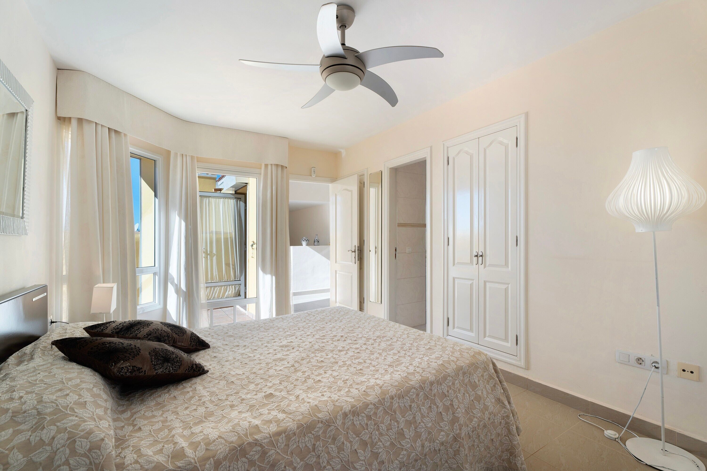 4 bedrooms, iron/ironing board, free WiFi, bed sheets