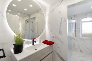 Regadera, secadora de cabello, toallas 