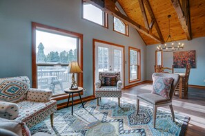 تلفزيون، مدفأة، كُتُب