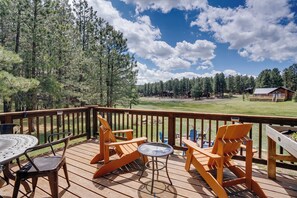 Outdoor dining - Home on a Hiking Trail and Close to the Lake (Angel Fire)