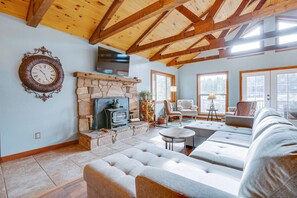 TV, fireplace, books - Home on a Hiking Trail and Close to the Lake (Angel Fire)