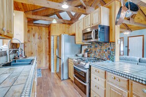 Fridge, microwave, oven, stovetop - Home on a Hiking Trail and Close to the Lake (Angel Fire)