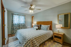 3 bedrooms, WiFi, bed sheets - Home on a Hiking Trail and Close to the Lake (Angel Fire)