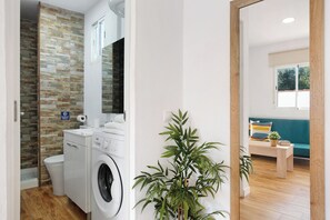 Suihku, hiustenkuivaaja, pyyhkeet