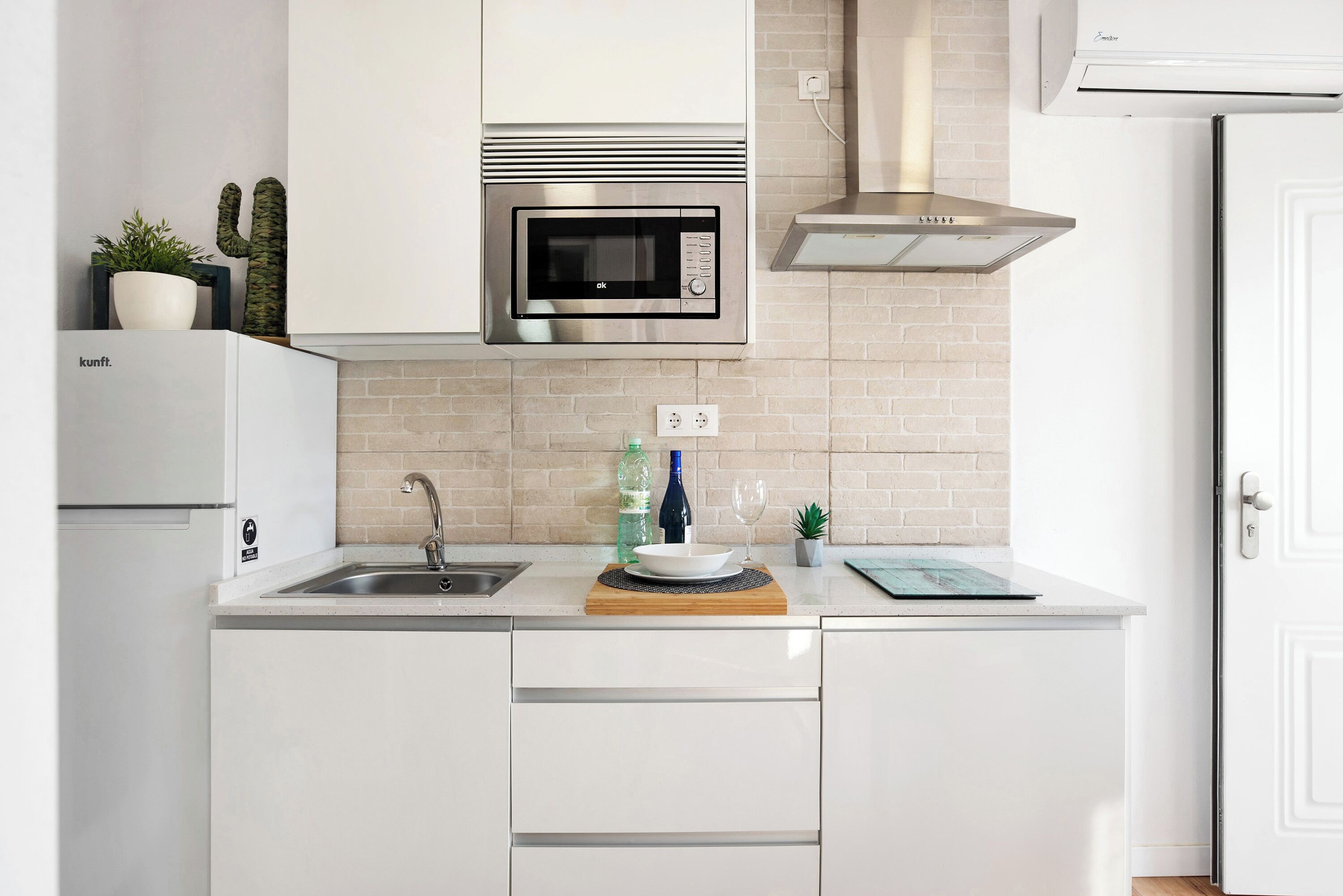 Frigorífico, microondas, placa de cocina y cafetera o tetera