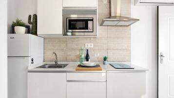 Frigorífic, microones, placa de cuina i cafetera i tetera