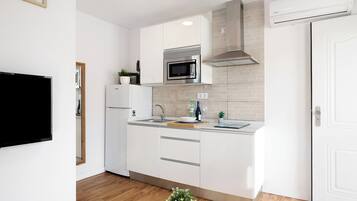 Frigorífic, microones, placa de cuina i cafetera i tetera