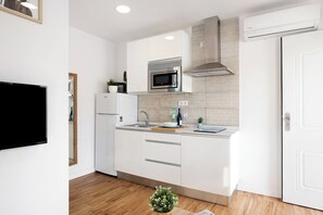 Geladeira, micro-ondas, cooktop, cafeteira/chaleira