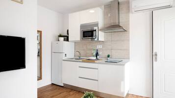 Kühlschrank, Mikrowelle, Herdplatte, Wasserkocher mit Kaffee-/Teezubehör