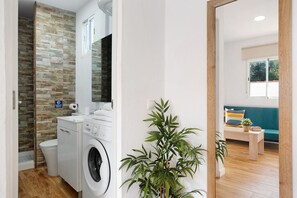 Douche, sèche-cheveux, serviettes fournies