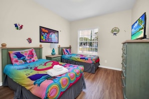 4 habitaciones, tabla de planchar con plancha, internet y ropa de cama 